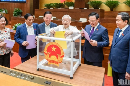 Lãnh đạo Đảng, Nhà nước bỏ phiếu kín đánh giá tín nhiệm 44 chức danh do Quốc hội bầu hoặc phê chuẩn. (Ảnh: DUY LINH)