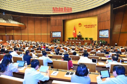 Toàn cảnh phiên họp tại Hội trường Diên Hồng sáng 24/10. (Ảnh: THỦY NGUYÊN)