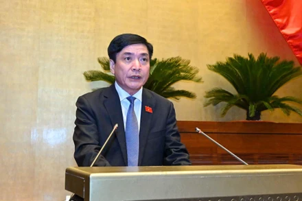 Tổng Thư ký-Chủ nhiệm Văn phòng Quốc hội Bùi Văn Cường trình bày Tờ trình dự thảo Nghị quyết ban hành Nội quy kỳ họp Quốc hội (sửa đổi). Ảnh: DUY LINH