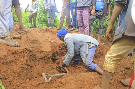 Người dân nỗ lực tìm kiếm những người sống sót trong vụ lở đất ở Gofa, miền nam Ethiopia, ngày 22/7/2024. (Ảnh: Sở Truyền thông Gofa) 