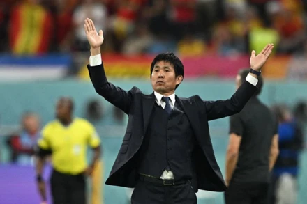 Huấn luyện viên Hajime Moriyasu ăn mừng sau chiến thắng để đời của tuyển Nhật Bản trước Tây Ban Nha. (Ảnh: Reuters)