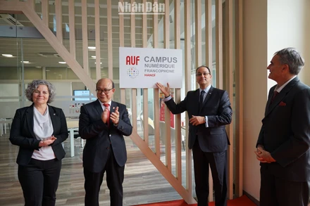 Các đại biểu tại lễ khánh thành Trung tâm Công nghệ giáo dục Pháp ngữ đầu tiên tại Hà Nội. (Ảnh: TRUNG HƯNG)