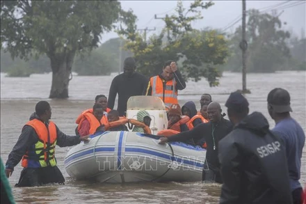 Lực lượng cứu hộ sơ tán người dân khỏi vùng ngập lụt tại Maputo, Mozambique ngày 11/2/2023. (Ảnh: AFP/TTXVN)