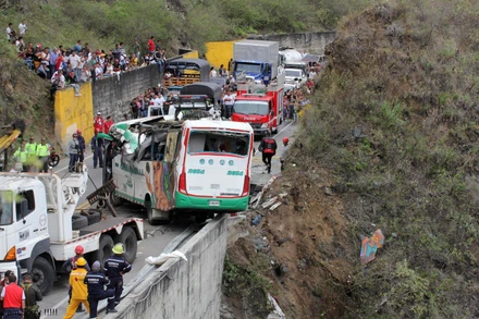 Hiện trường vụ tai nạn xe buýt khiến ít nhất 20 người tử vong tại Colombia, ngày 15/10/2022. Ảnh: The Guardian