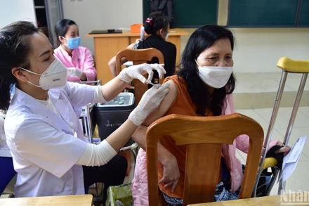 Cải cách tiền lương được kỳ vọng sẽ giúp nâng cao đời sống của cán bộ, công chức, viên chức, đặc biệt là người lao động trong trong ngành giáo dục, y tế. (Ảnh minh họa: THÀNH ĐẠT) 