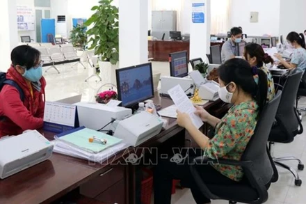 Giải quyết hồ sơ, thủ tục hành chính cho các doanh nghiệp. (Ảnh minh họa: TTXVN) 