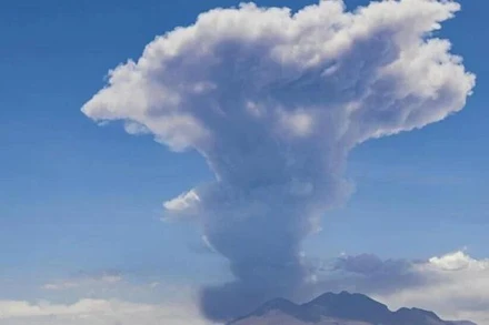 Núi lửa Lascar "thức giấc" ngày 10/12. (Ảnh: AFP)