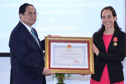 Thủ tướng Phạm Minh Chính trao Huân chương Hữu nghị của Nhà nước Việt Nam cho bà Aurélia Nguyen. (Ảnh: NHẬT BẮC)