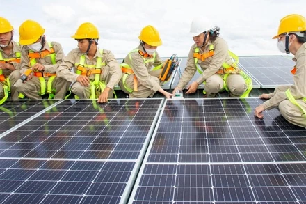 Nhu cầu việc làm và kỹ năng cho quá trình chuyển dịch năng lượng ở Việt Nam đang đặt ra nhiều cơ hội cũng như thách thức. (Ảnh: Trung tâm đào tạo nghề Năng lượng tái tạo-Công nghệ điện gió và điện mặt trời)