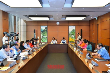 Quang cảnh thảo luận tại Tổ 8 chiều 1/11. (Ảnh: THỦY NGUYÊN)