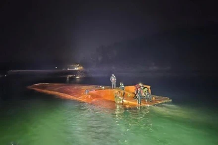 Hiện trường vụ lật phà tại Hàn Quốc hôm 30/12/2024. (Nguồn: TTXVN/Yonhap)