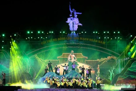 Tiết mục biểu diễn tại Chương trình nghệ thuật "Cõi thiêng Đồng Lộc - Nối mạch ngàn năm". (Ảnh: THÀNH ĐẠT)