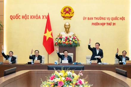 Lãnh đạo Quốc hội biểu quyết thông qua việc sắp xếp, thành lập các phường thuộc thị xã Gò Công và thành lập thành phố Gò Công, tỉnh Tiền Giang, tại Phiên họp thứ 31 của Ủy ban Thường vụ Quốc hội. (Ảnh: quochoi.vn)