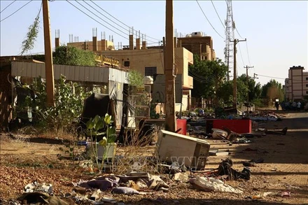 Cảnh ngổn ngang trên phố sau cuộc xung đột tại thành phố Bahri, Sudan ngày 28/10/2024. (Ảnh minh họa: THX/TTXVN)