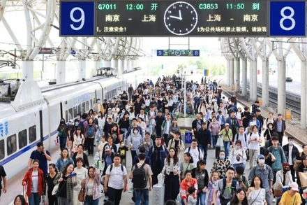 Hành khách tại ga Nam Kinh, ngày 30/4/2025. 