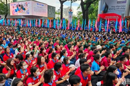 Các chiến sĩ tình nguyện tham dự lễ ra quân.