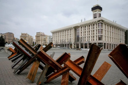 Hàng rào chống tăng trên đường phố Kiev, Ukraine, ngày 7/3/2022. (Ảnh: Reuters)