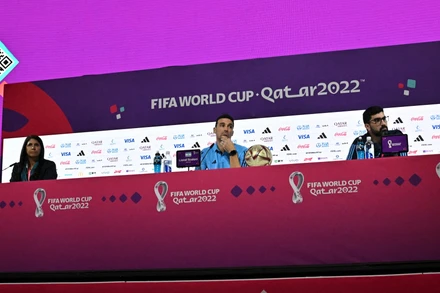 Huấn luyện viên Lionel Scaloni (giữa) trong buổi họp báo trước trận bán kết với Croatia. (Ảnh: Reuters)