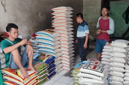 Thương lái tại chợ gạo Cipinang, Pulogadung, Đông Jakarta, ngày 23/2/2024. (Ảnh: Antara) 