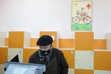 Người dân bỏ phiếu trong cuộc bầu cử quốc hội và tổng thống Bulgaria, Sofia, Bulgaria, ngày 14/11/2021. (Ảnh: Reuters)