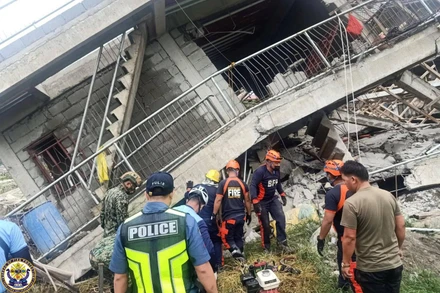 Lực lượng cứu hộ khẩn cấp tiến hành các hoạt động cứu hộ bên ngoài 1 tòa nhà bị sập trong trận động đất ở La Trinidad, Benguet, Philippines, ngày 27/7/2022. (Ảnh: Reuters)