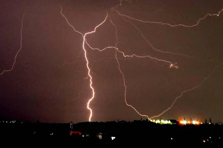 Những tia sét trong cơn giông ở Bhopal, Ấn Độ, ngày 17/6/2022. (Ảnh minh họa: PTI)