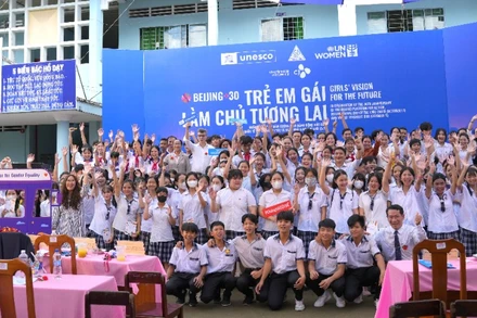 Tại chương trình, các đại biểu cùng các em học sinh cùng nhau truyền đi thông điệp kêu gọi đầu tư vào giáo dục cho trẻ em gái và trao quyền để các em vượt qua thách thức, tích cực tham gia vào việc kiến tạo một tương lai toàn diện hơn. 