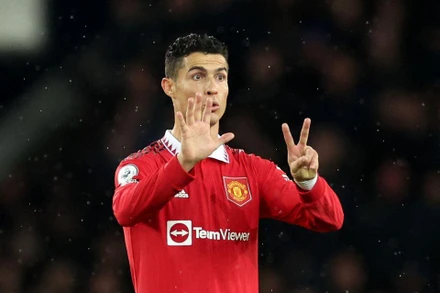 Cristiano Ronaldo ăn mừng sau khi ghi bàn vào lưới Everton. (Ảnh: Reuters)