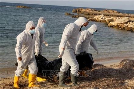 Nhân viên y tế chuyển thi thể người di cư tử vong do đuối nước tại vùng biển ngoài khơi Libya, ngày 25/11/2021. (Ảnh tư liệu: AFP/TTXVN) 