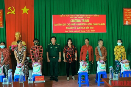 Bộ đội Biên phòng tỉnh Sóc Trăng tặng quà cho các gia đình khó khăn vùng biên giới biển của tỉnh.