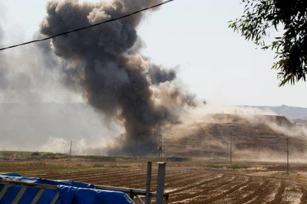 Khói bốc lên sau 1 vụ tấn công của Lực lượng Vệ binh cách mạng Hồi giáo Iran vào khu vực người Kurd ở ngoại ô Kirkuk, miền bắc Iraq, ngày 28/9/2022. (Ảnh: Reuters)