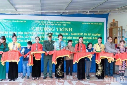 Cắt băng khánh thành “Bếp ăn yêu thương - Nâng bước em tới trường”.