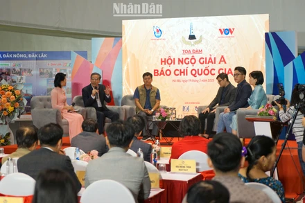 Tọa đàm quy tụ 40 tác giả, nhóm tác giả có tác phẩm đoạt giải A Giải Báo chí quốc gia trong 5 năm từ 2017-2021, cùng lãnh đạo các cơ quan thông tấn, báo chí. (Ảnh: TRUNG HƯNG)