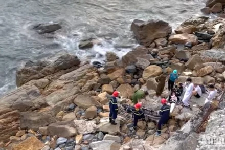 Lực lượng cứu nạn, cứu hộ tiếp cận hiện trường, đưa nạn nhân đi cấp cứu. (Ảnh: THÀNH LONG)