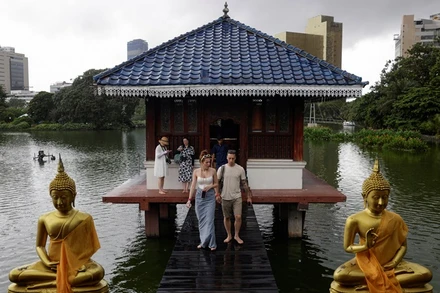 Khách du lịch đến thăm ngôi đền Phật giáo Gangaramaya ở Colombo, Sri Lanka, ngày 2/7/2023. (Ảnh: Reuters) 