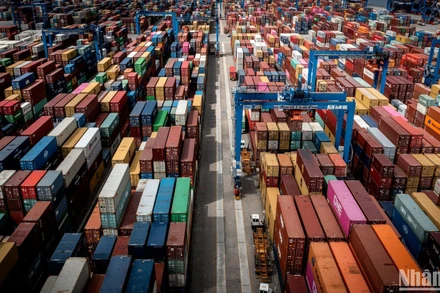 Bốc dỡ container tại cảng Đình Vũ (Hải Phòng). (Ảnh minh họa: THÀNH ĐẠT)