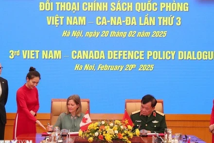 Thứ trưởng Quốc phòng, Thượng tướng Hoàng Xuân Chiến và bà Stefanie Beck, Thứ trưởng Quốc phòng Canada ký Biên bản Đối thoại chính sách quốc phòng Việt Nam-Canada lần thứ 3. (Ảnh: TTXVN)