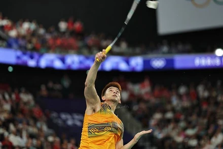Kunlavut Vitidsarn thi đấu trong trận tranh huy chương vàng đơn nam cầu lông Olympic Paris 2024 với Viktor Axelsen, Porte de La Chapelle Arena, Paris, Pháp, ngày 5/8/2024. (Ảnh: Reuters) 