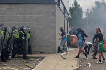 Người biểu tình đụng độ với cảnh sát trong cuộc biểu tình phản đối nhập cư tại Rotherham, Anh, ngày 4/8/2024. (Ảnh: Reuters) 