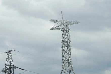 Thi công kéo dây trên cao tại vị trí cột trên địa bàn huyện Nam Đàn, tỉnh Nghệ An. (Ảnh: TRUNG HƯNG)