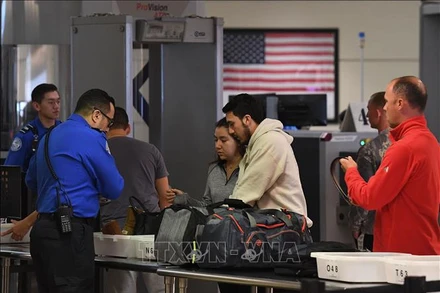 Nhân viên an ninh làm thủ tục kiểm tra tại sân bay LAX ở Los Angeles, bang California, Mỹ. (Ảnh tư liệu: AFP/TTXVN)