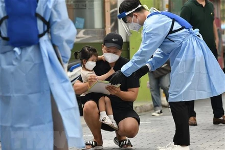 Một điểm xét nghiệm Covid-19 tại Seoul, Hàn Quốc. (Ảnh: AFP/TTXVN)