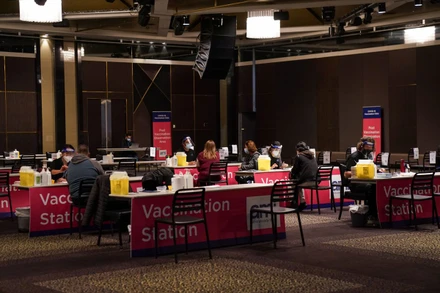 Tiêm vaccine ngừa Covid-19 cho người dân Australia trong giai đoạn phong tỏa để hạn chế bùng phát dịch bệnh ở Sydney, Australia, ngày 25/8/2021. (Ảnh: Reuters)