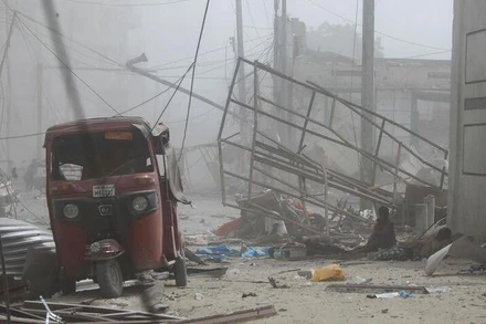 Hiện trường vụ nổ gần tòa nhà Bộ Giáo dục Somalia trên đường K5 ở thủ đô Mogadishu, ngày 29/10/2022. Ảnh: Reuters
