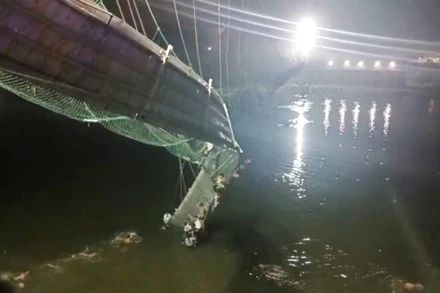 Cây cầu treo bị sập ở bang Gujarat, miền tây Ấn Độ, khiến ít nhất 35 người thiệt mạng. (Ảnh: PTI)