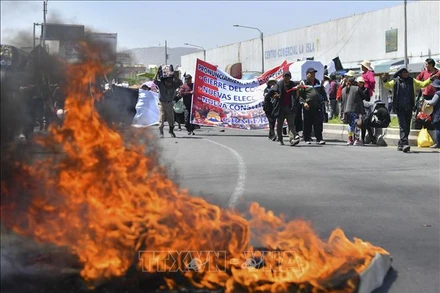 Người biểu tình đặt chướng ngại vật phong tỏa tuyến đường cao tốc Pan-American ở Arequipa, Peru, ngày 12/1/2023. (Ảnh: AFP/TTXVN)