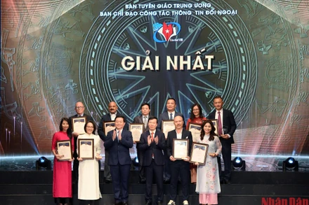 Thường trực Ban Bí thư Võ Văn Thưởng và Trưởng Ban Tuyên giáo Trung ương Nguyễn Trọng Nghĩa trao giải Nhất cho đại diện các nhóm tác giả đạt giải. 