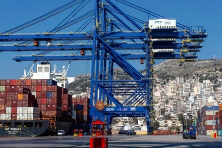 Bốc xếp container tại cảng Piraeus, Hy Lạp. (Ảnh minh họa: Xinhua) 