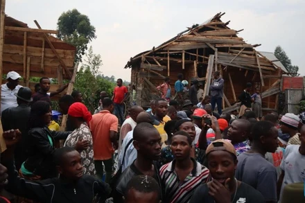 Người dân tập trung tại một trường học bị trúng thiết bị nổ ở Mugunga, tỉnh Bắc Kivu, miền đông Cộng hòa dân chủ Congo, ngày 2/2/2024. (Ảnh: Xinhua) 