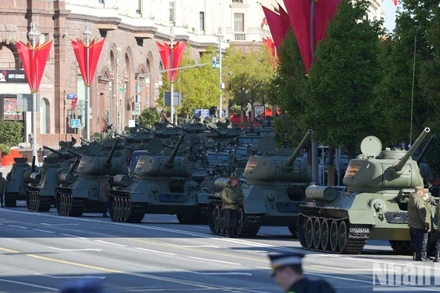 Vũ khí, khí tài quân sự tập kết tại đường Tver chuẩn bị tham gia duyệt binh trên Quảng trường Đỏ. (Ảnh: Phóng viên Báo Nhân Dân thường trú tại Liên bang Nga)